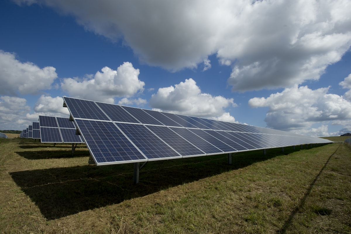 Panneaux solaires installés sur une toiture par un artisan certifié