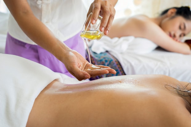 Massage à l'huile chaude en cabine