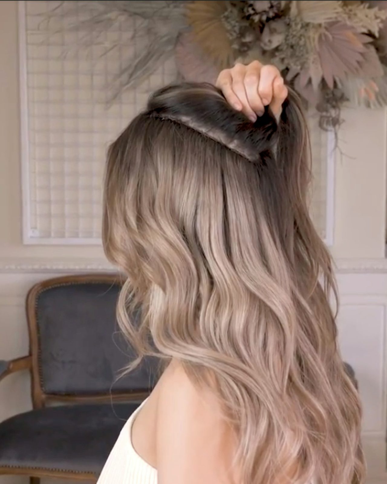 Balayage lumineux sur cheveux longs ondulés