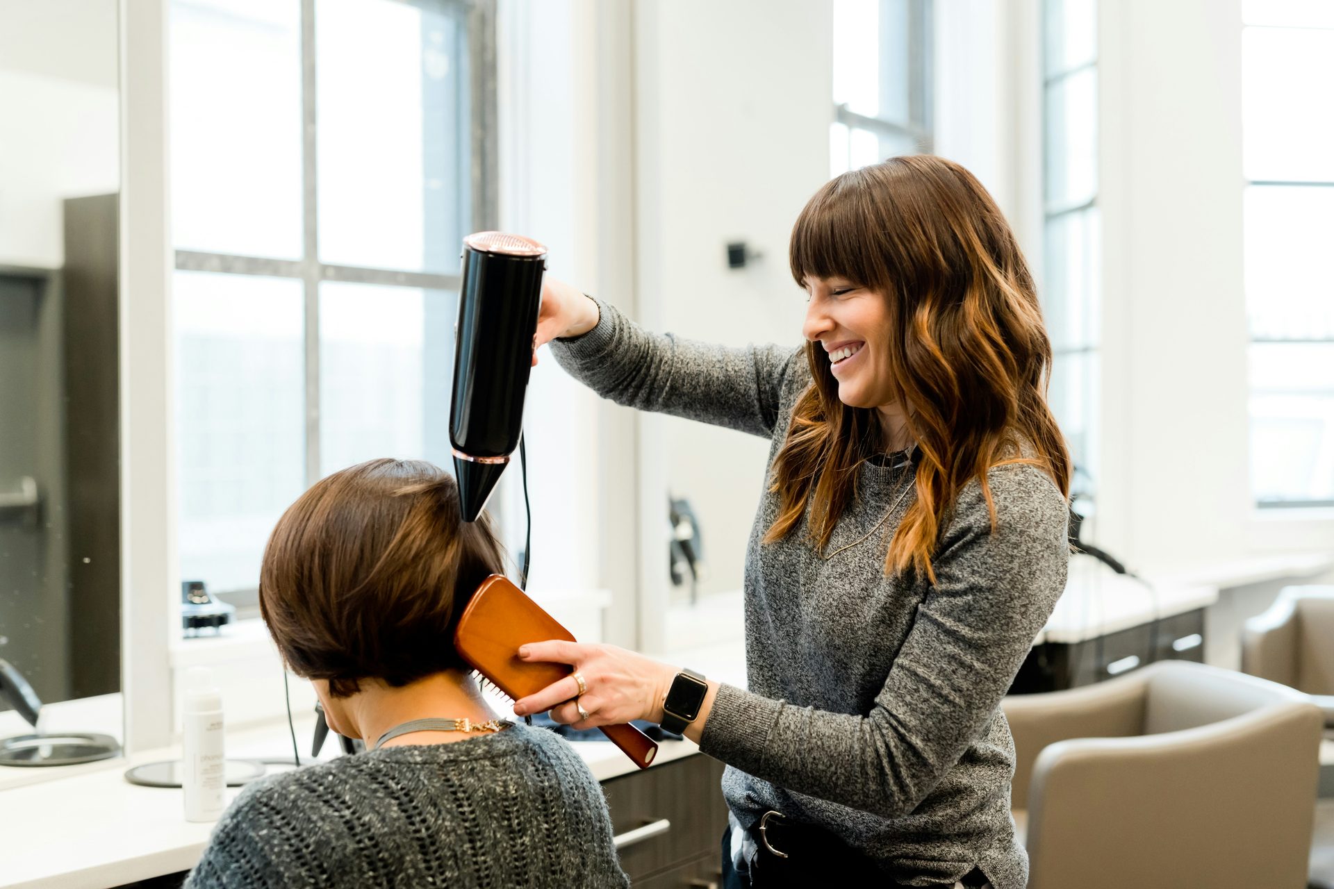 Brushing au séchoir, dans la lumière du salon