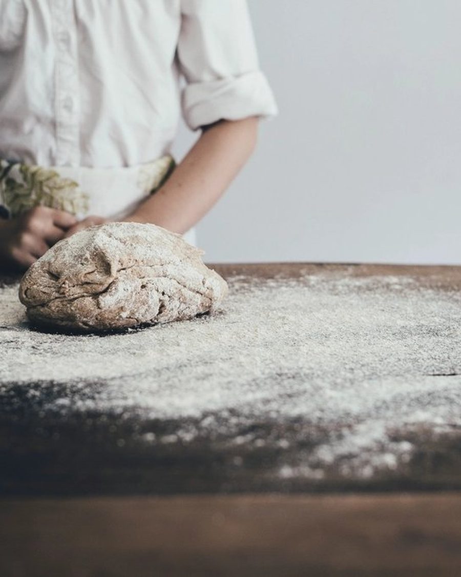 Boulanger façonnant des pâtons dans le fournil de Maison Delcourt